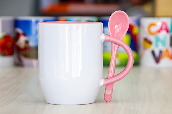 Caneca de Cerâmica Branca 325ml com Colher Rosa para Sublimação
